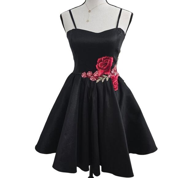 Black Mini Dress Sz S Sweetheart Embroided Rose Applique Strappy Whimsigoth Y2K - Picture 1 of 11